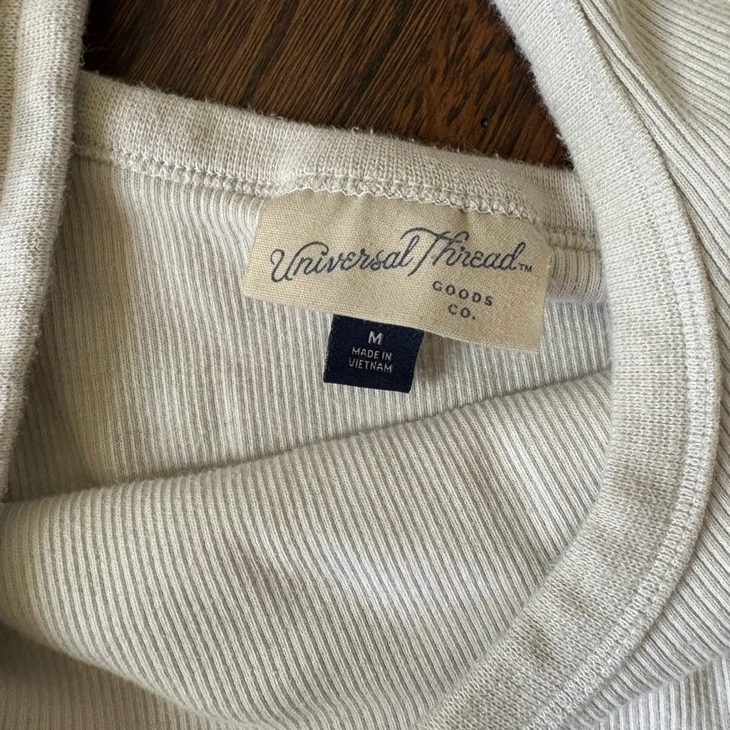 Universal thread ribbed white scoop neck short sleeve top - Image 2