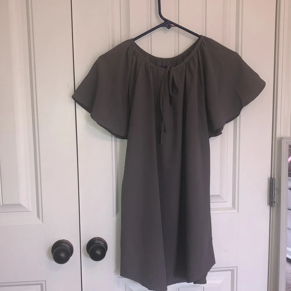 Women’s beautiful grey blouse. Size L. EUC Gray Size L - Image 5