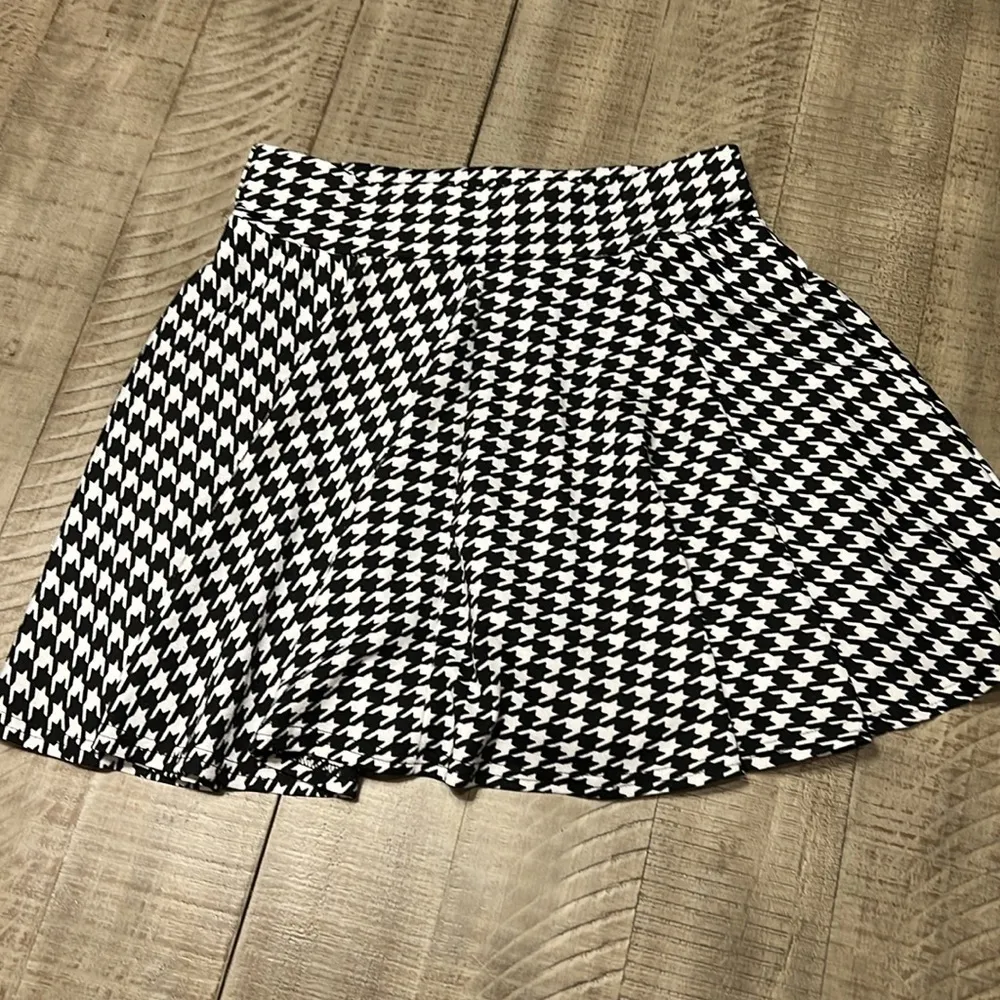 DJT Fashion tennis skort in fashionable houndstooth print. Black Size L - Image 6