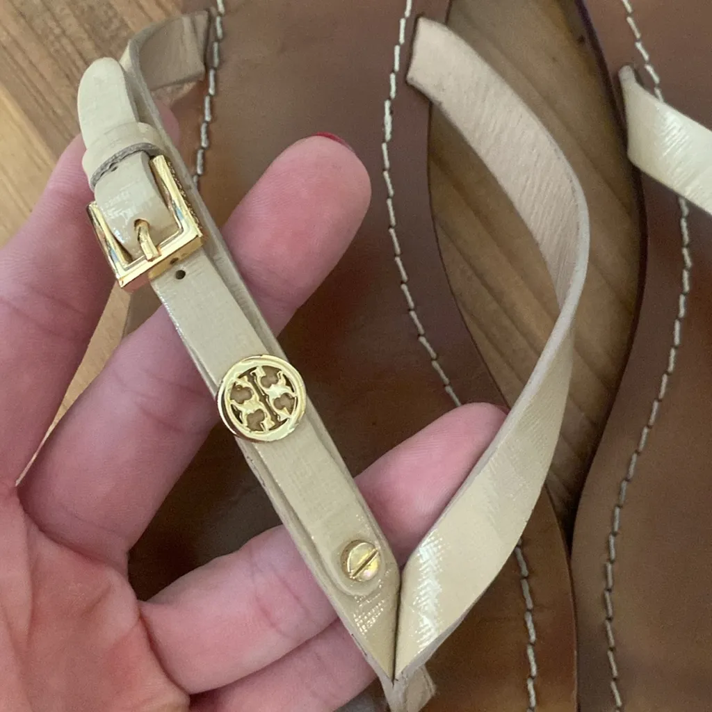 Tory Burch Leather Flip Flops Size 9 Gold Buckle Logo Hardware Tan Straps - Image 4
