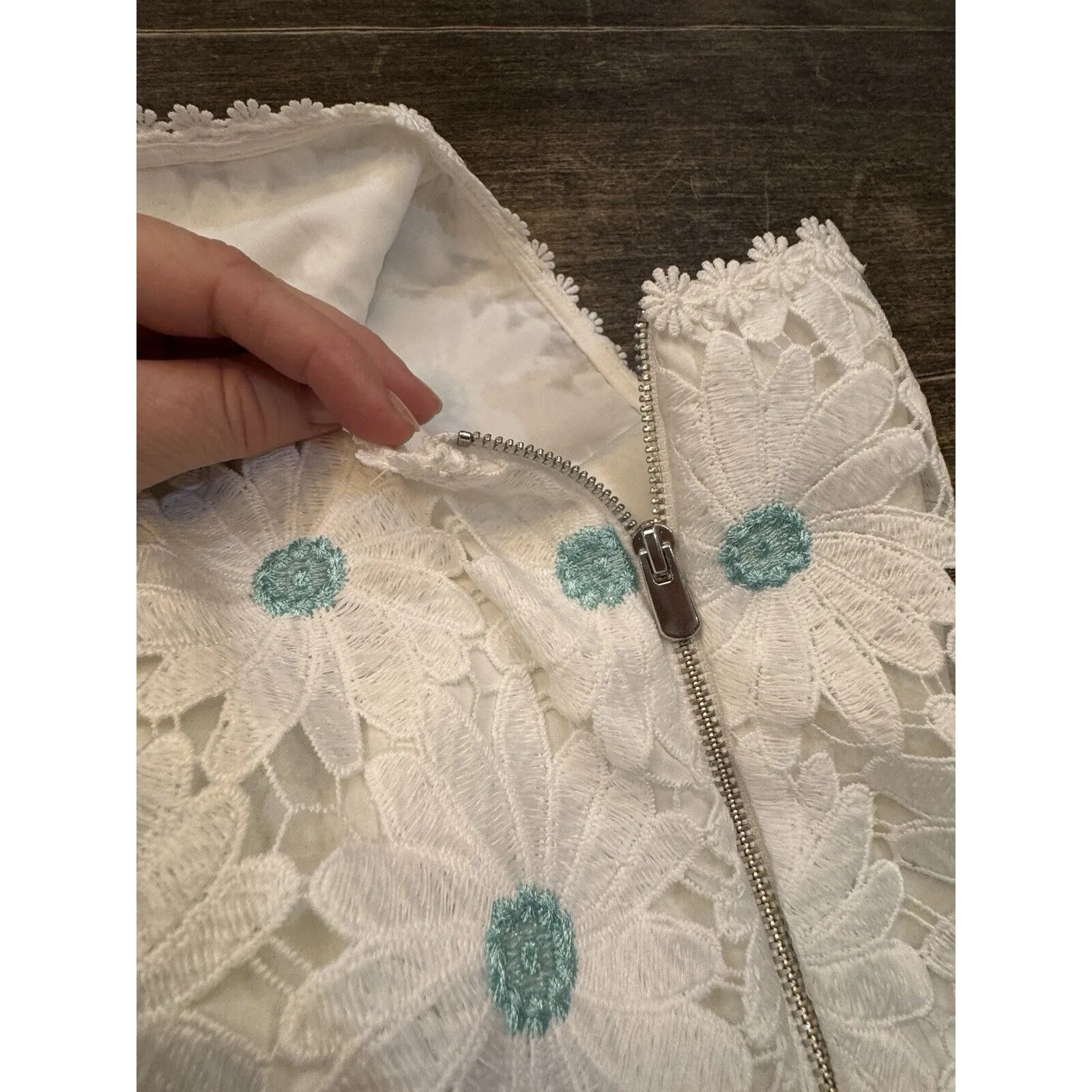 Saylor Yenela Mini‎ Skirt in White Daisies Size Large Embroidered Lace - Image 8