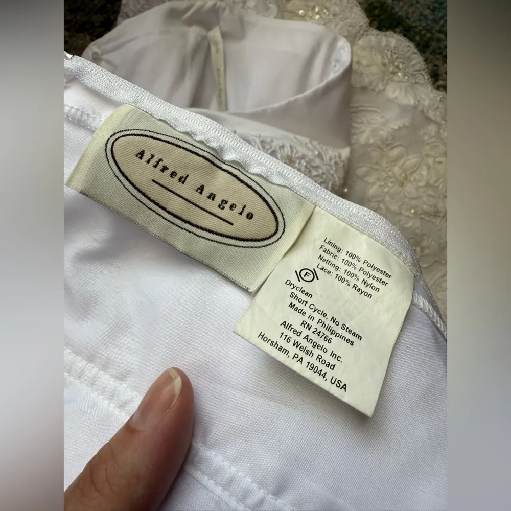 Y2K Alfred Angelo strapless lace overlay wedding dress with maxi pearl bow veil - Image 9