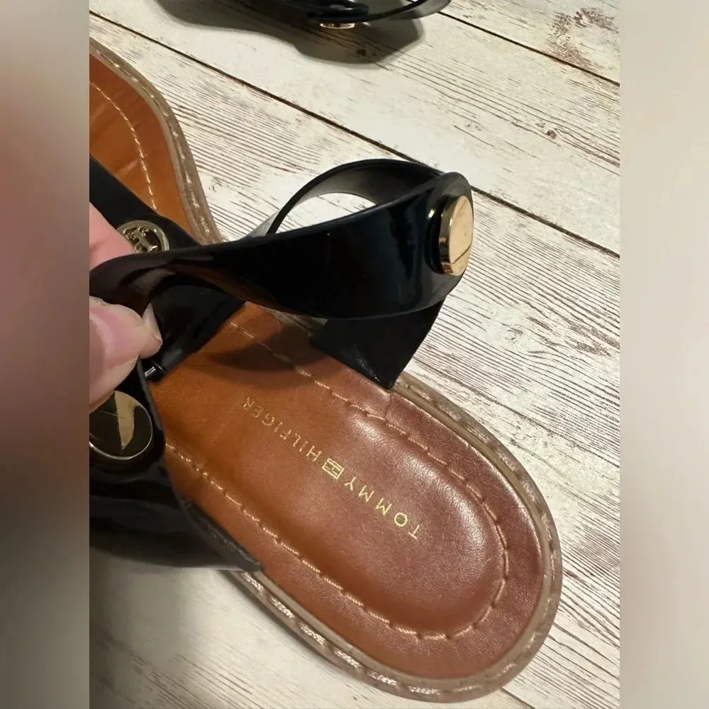 Tommy Hilfiger Black Thong Sandals Size 9.5 Patent Leather Flats Logo - Image 6