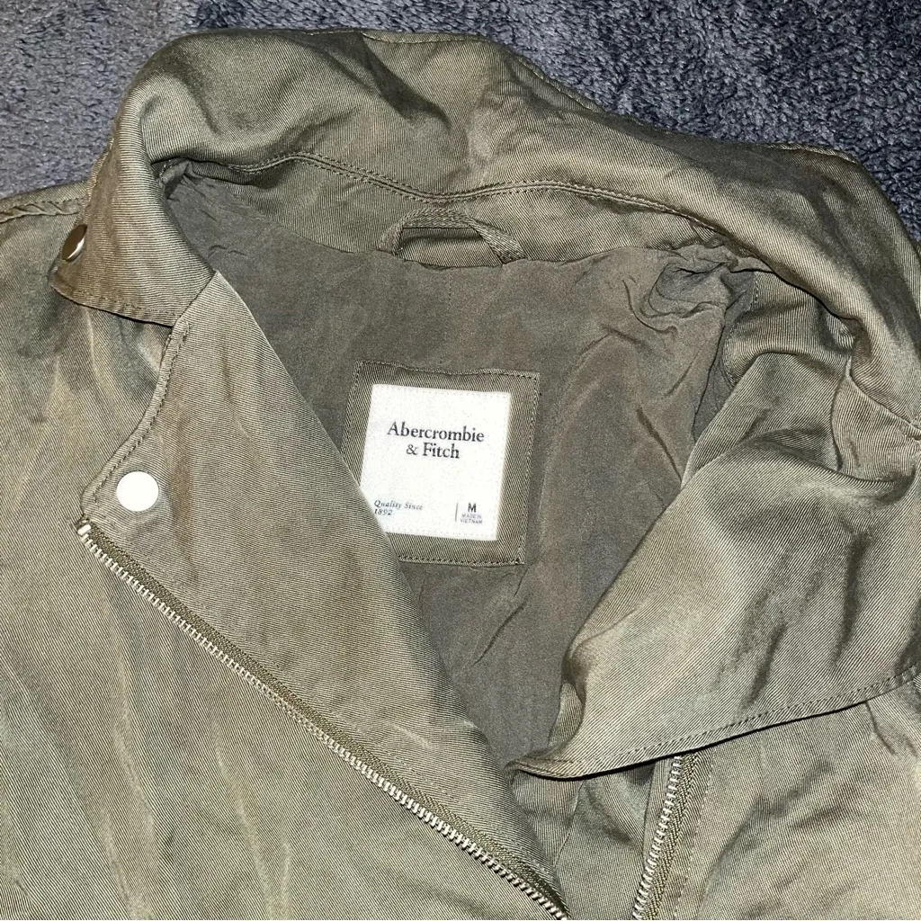 Abercrombie and Fitch army green cropped utility light weight jacket size medium - Image 2