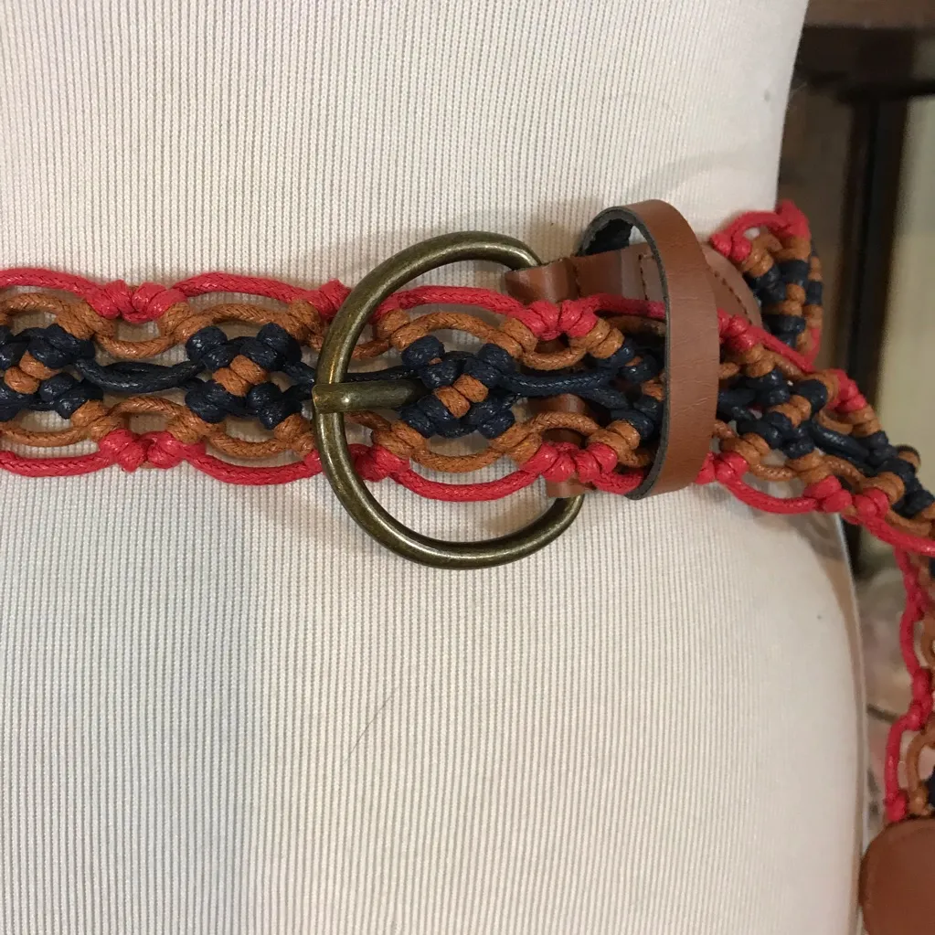 VINTAGE CIRCA 1980'S BLUE RED & TAN FAUX LEATHER BRAIDED BELT - Image 2