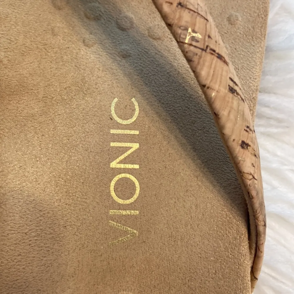 Vionic Tan Sandals with Contoured Footbed size 8 excellent condition - Image 3