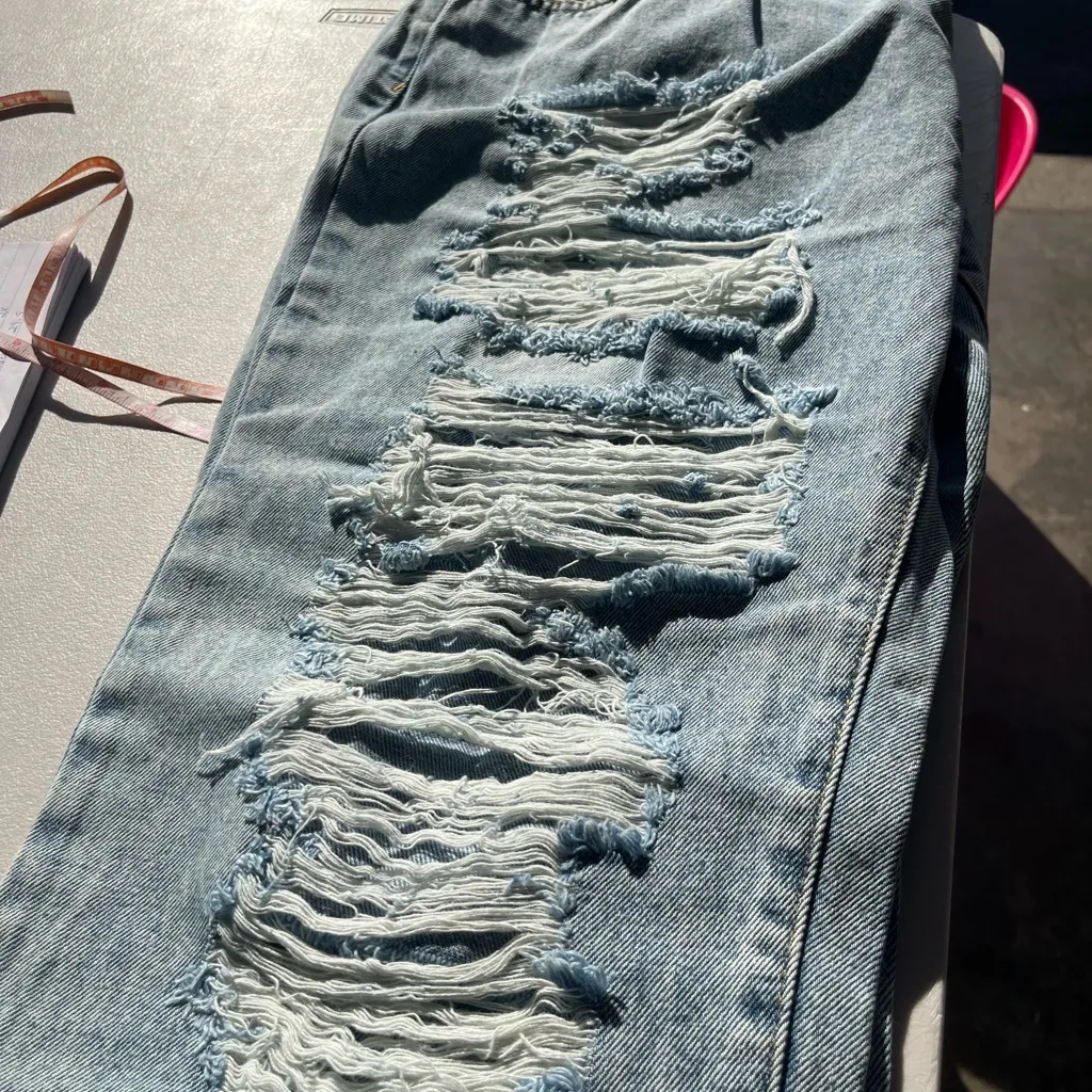 FLAMINGO‎ DISTRESSED LIGHT WASH JEANS WOMEN NEW XXXXL BUT FITS LIKE A 2X - Image 3