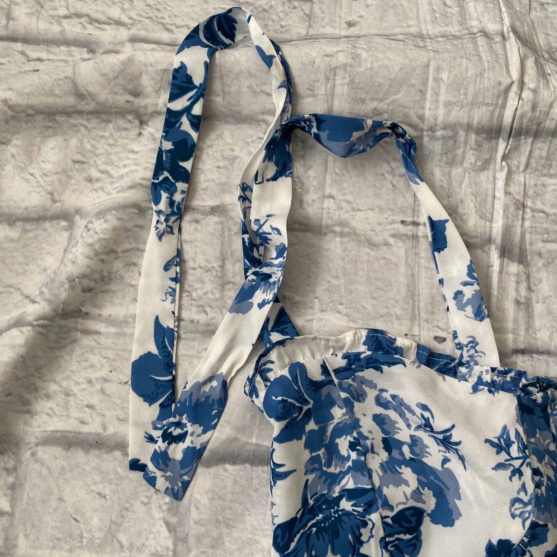 women XS floral print maxi dress w/tie spaghetti straps blue & white - Image 10