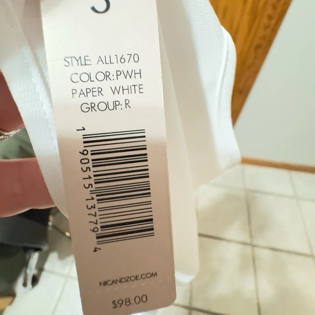 Nic+Zoe Easy Keyhole Top – Paper White – Size Small - Image 2