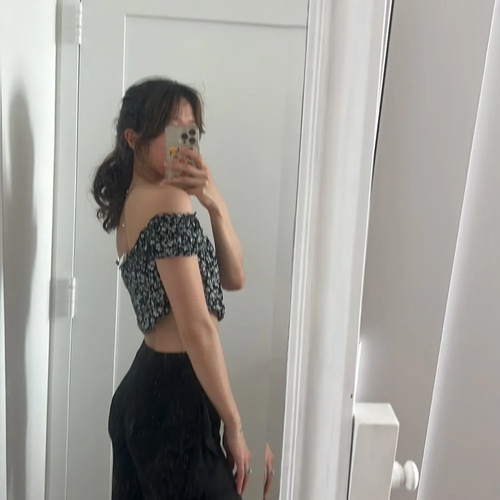 NWT LF off the shoulder printed floral crop top - Image 4