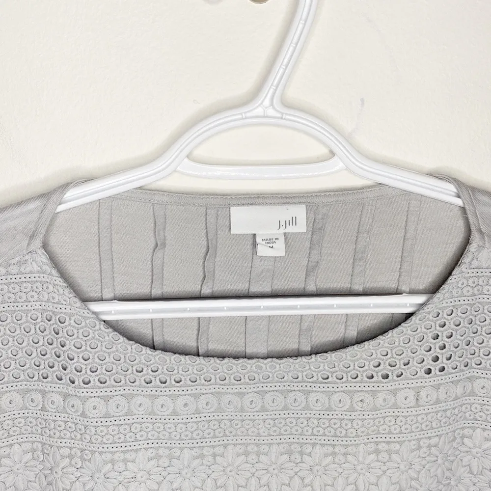 J Jill pale grey front floral eyelet tunic with pleated back yoke size M Gray Size M - Image 4
