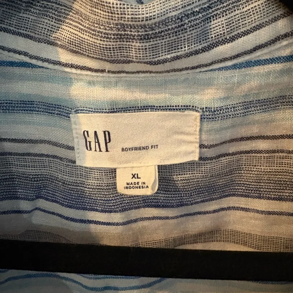 GAP Woman’s Boyfriend Linen Shirt in Size XL - Image 3