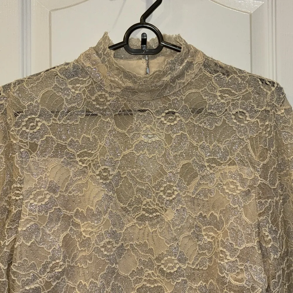 BeBe BRAND CREME LACE L/S TOP HAS BUILT IN LINING PRETTY AND VERSATILE MEDIUM - Image 5