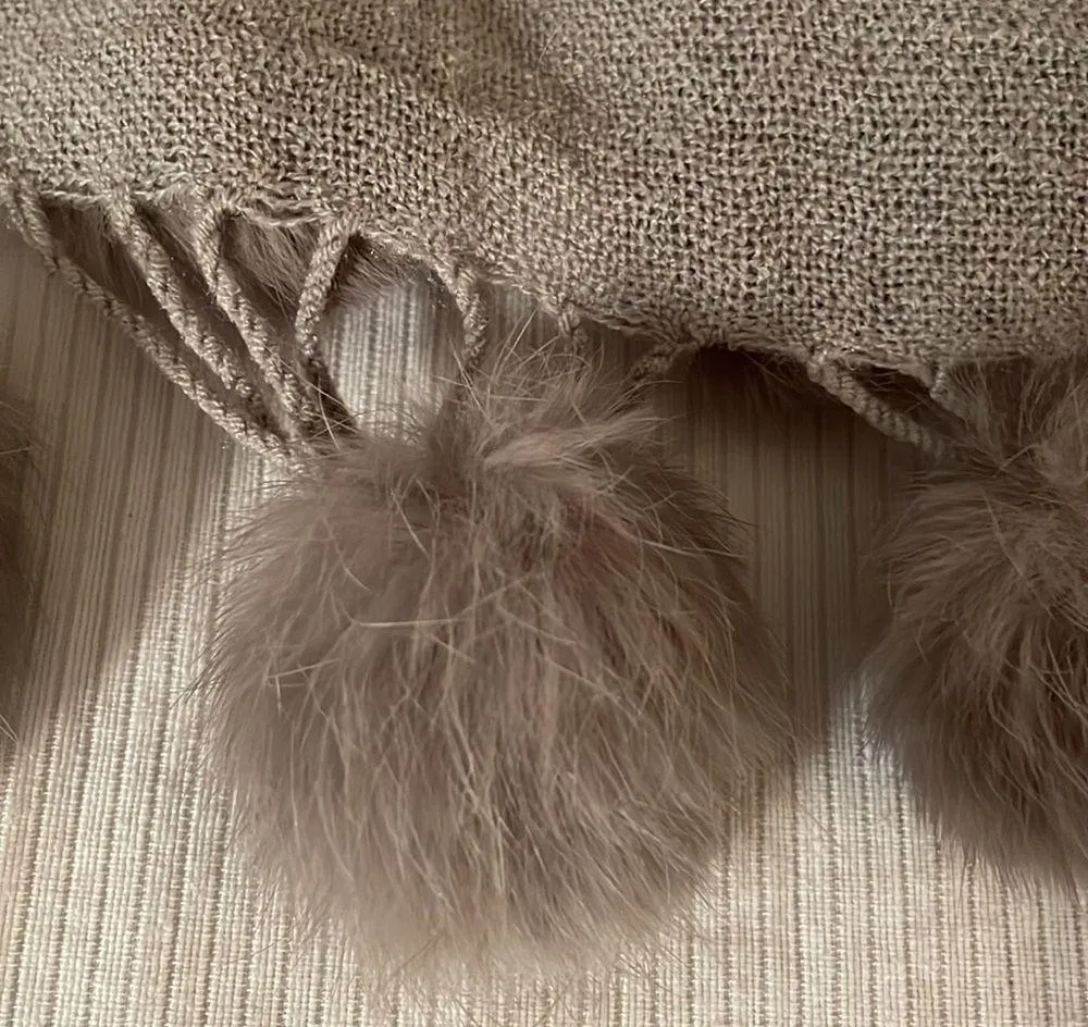 Nice ladies scarf/wrap in light gray - Image 2