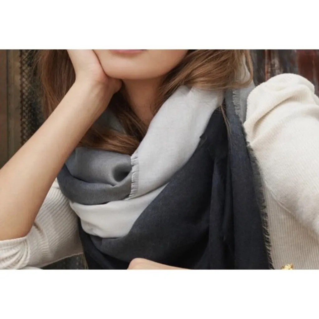 Cushnie Black White Ombre Print Fringe Polyester Rectangular Scarf - Image 3