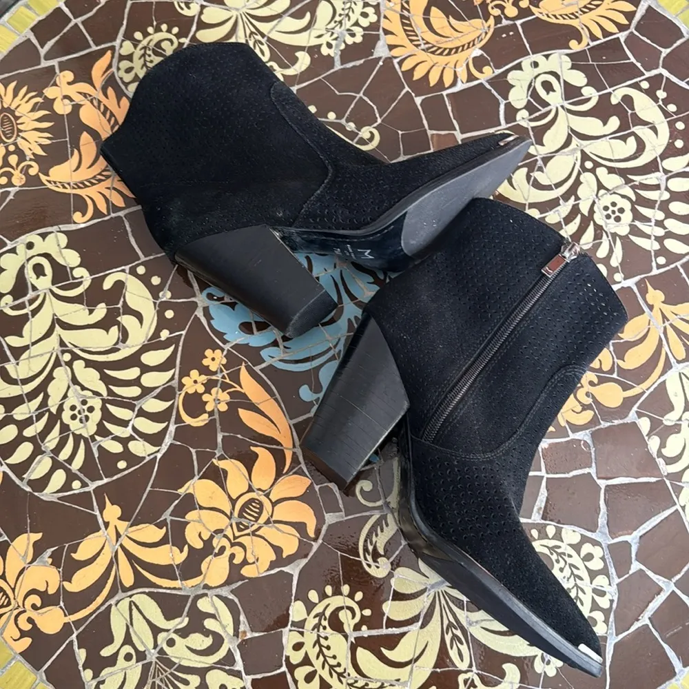 MARC FISHER SHORT SUEDE BOOT SZ: 7.5 - Image 4