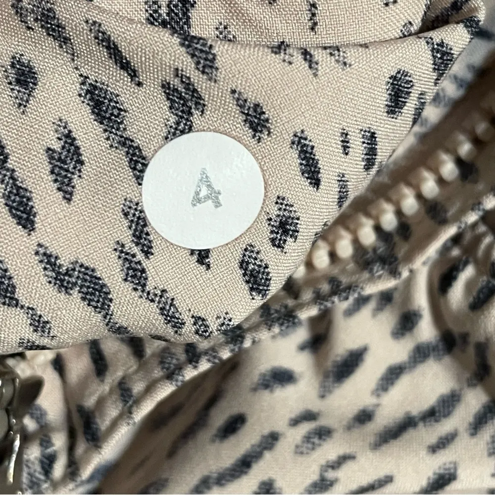 Lululemon  Cropped/Capri Length Joggers - Image 8