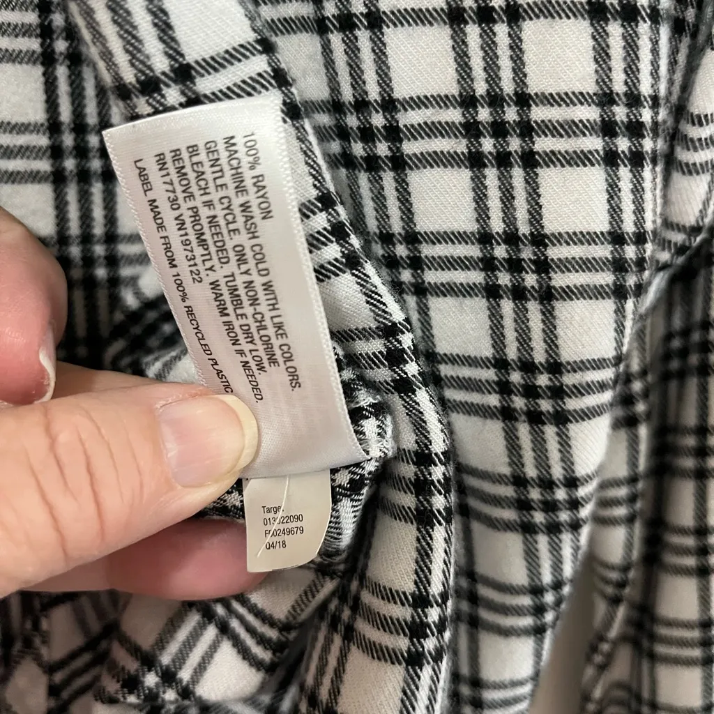 Universal Thread Black and White  Top Sz L - Image 5