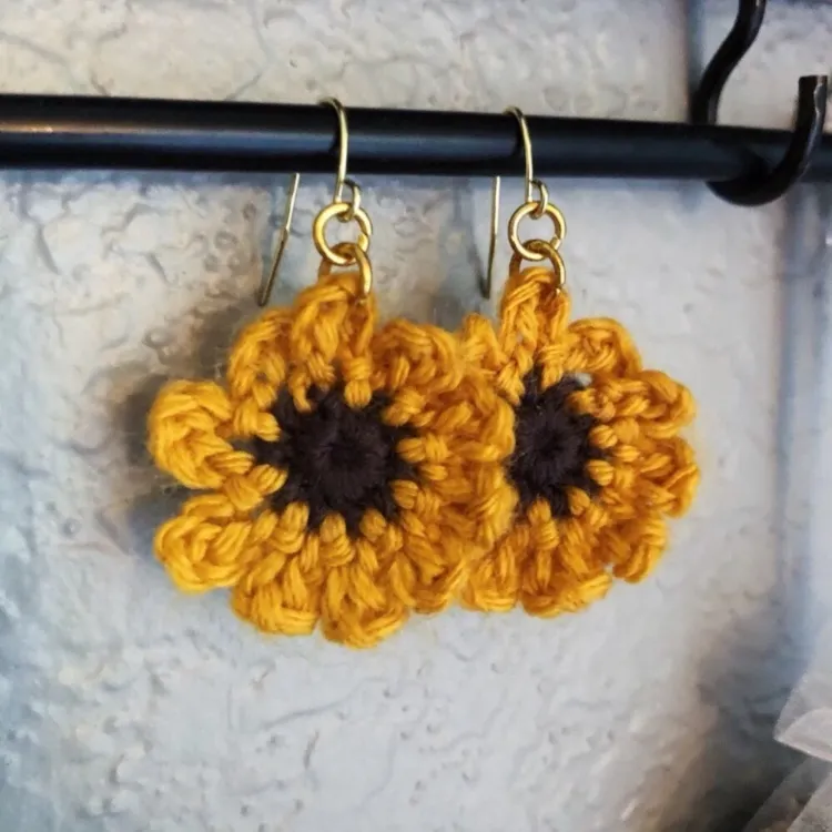 🌻2/$20🌻 Cute Crocheted Floral Sunflower Earrings! Gold - Image 3