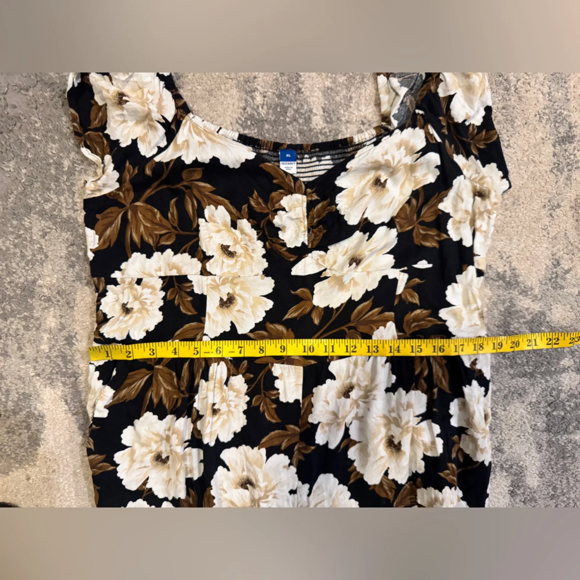 Old Navy Black and Cream Floral Romper - Image 8