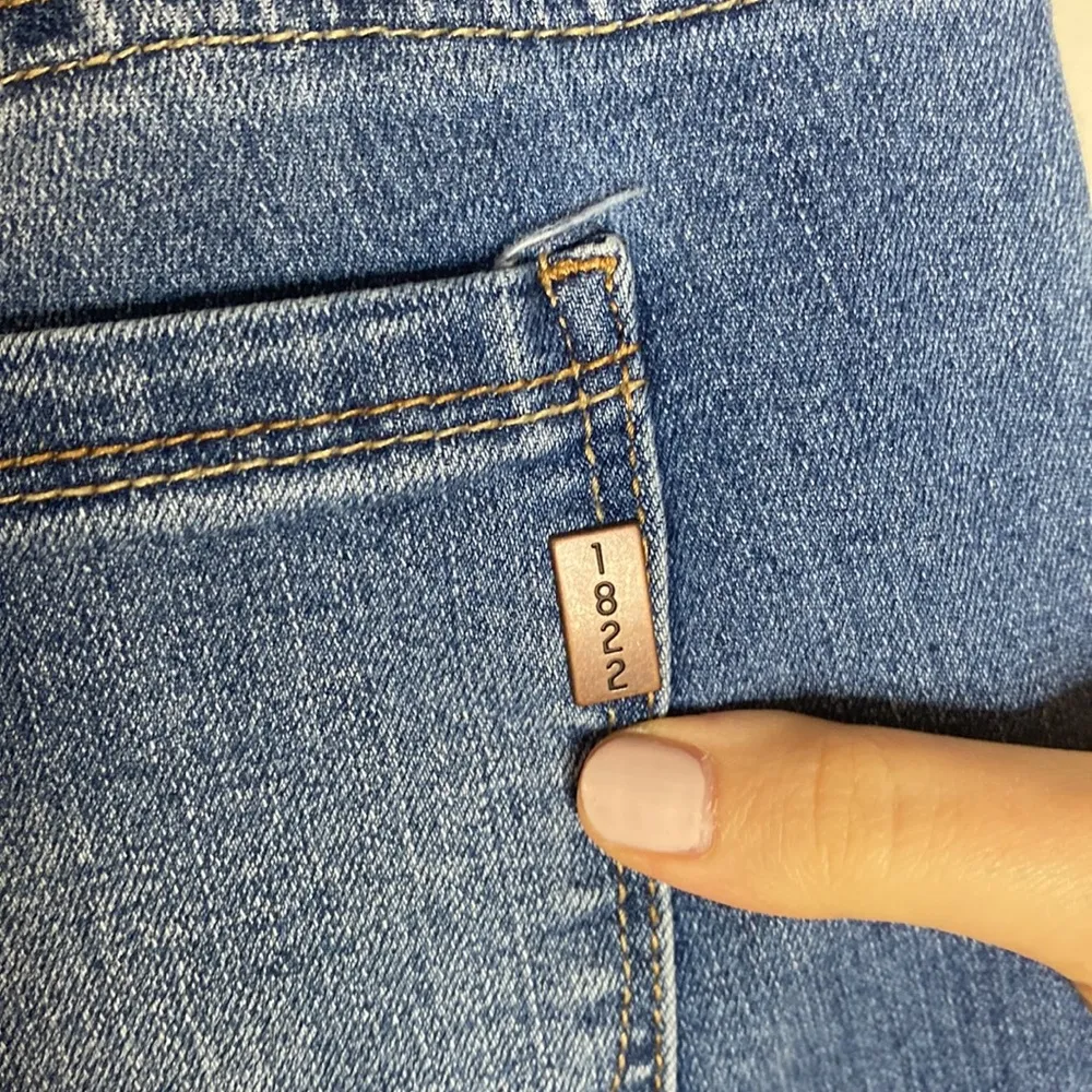 1822 Denim Mid-rise mid wash slim straight leg ankle faded jeans size 6 - Image 9