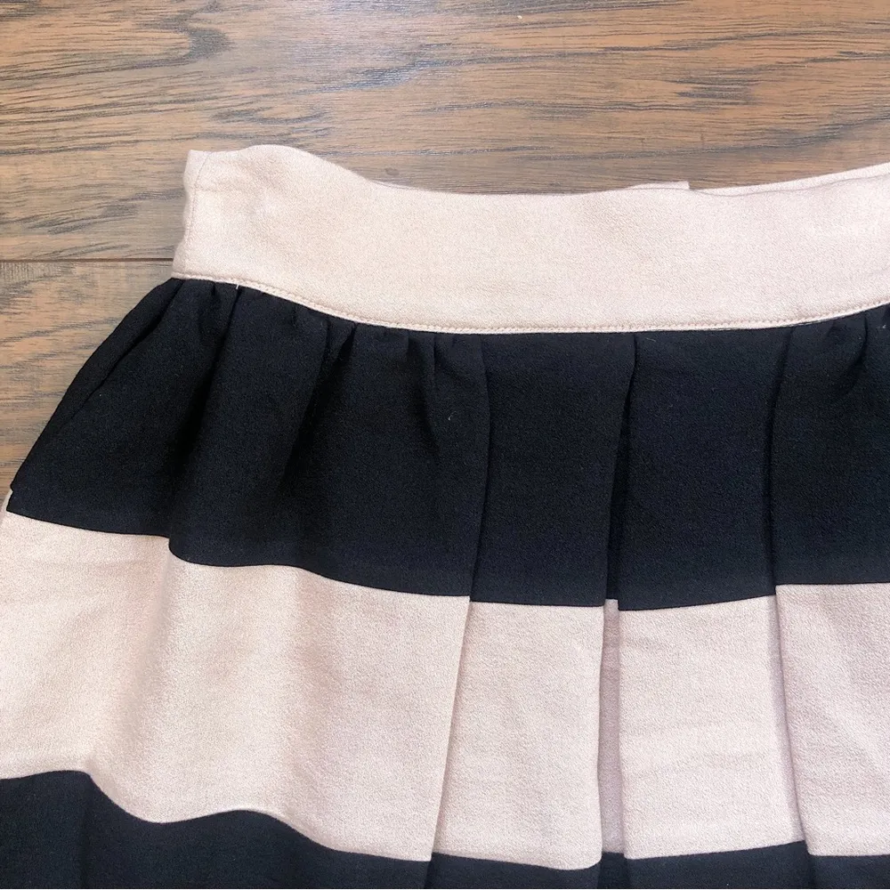 BCBGeneration • Pleated Mini Skirt tan black stripe Dark Buff pockets full - Image 3