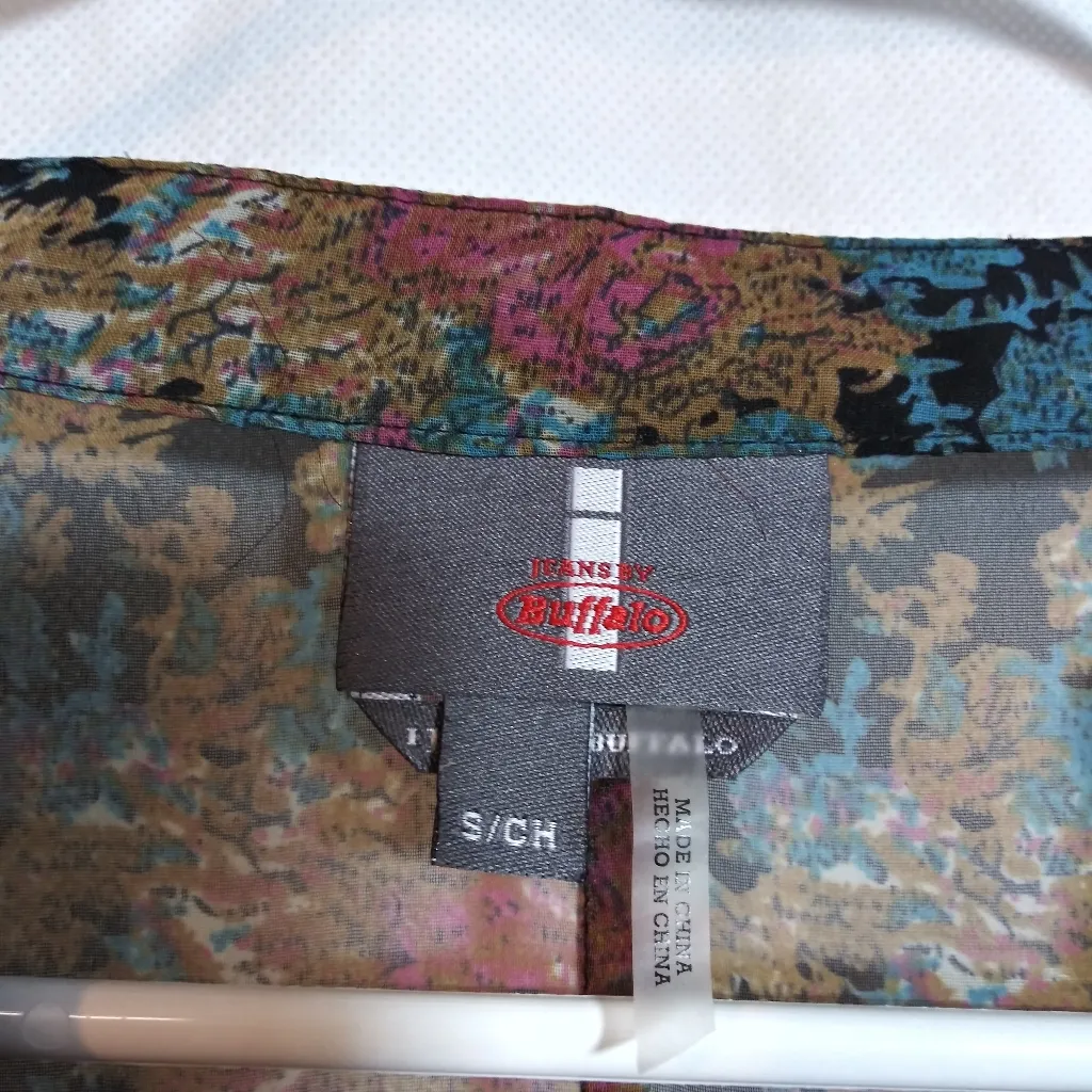 I Jeans By Buffalo Dark Floral Boho Sheer Ruffle Button Up Top Size Small Green - Image 5