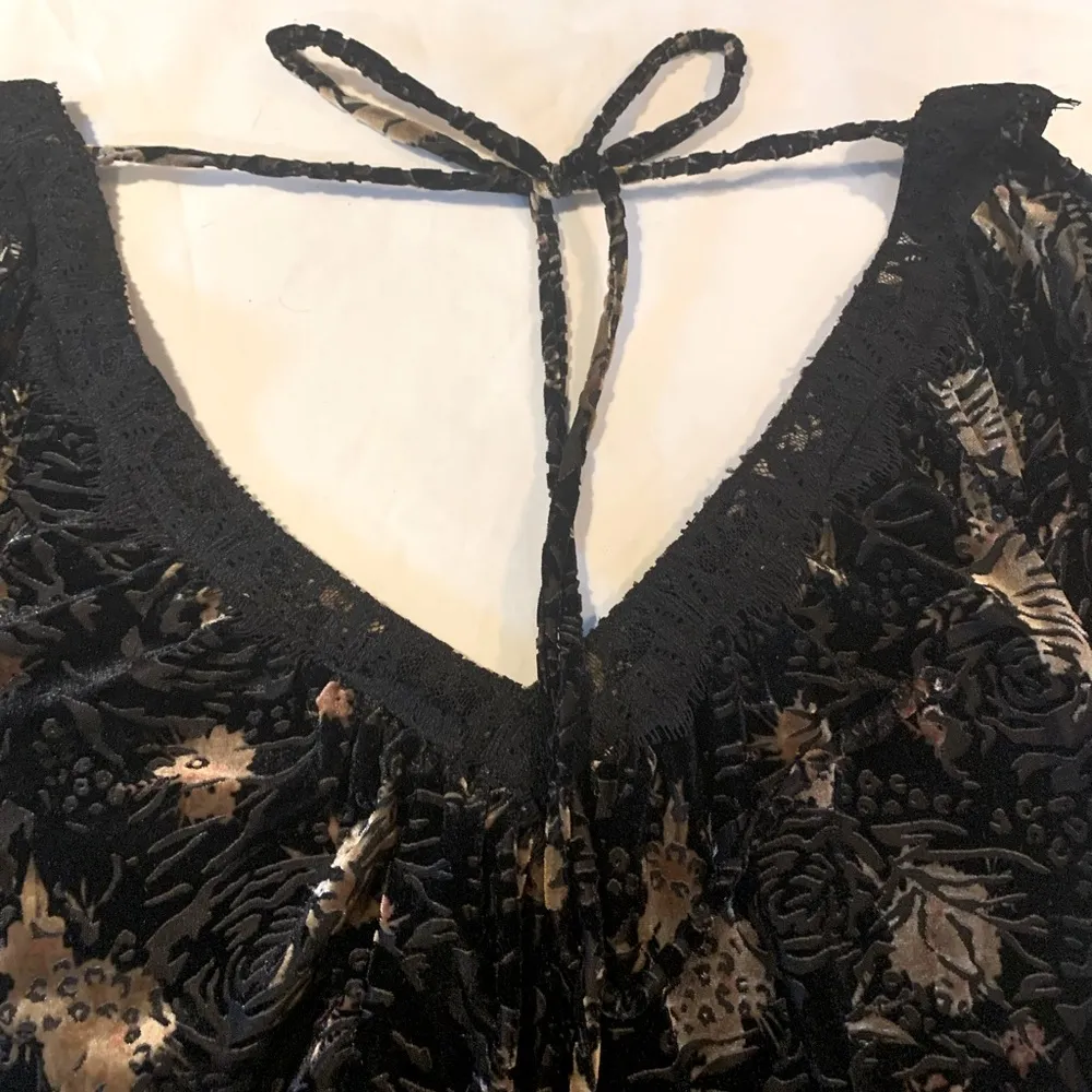 🌸HOST PICK🌸Beautiful Black n Brown Velvet Peek a Boo Sleeves Blouse. Sexy “V” Size M - Image 5