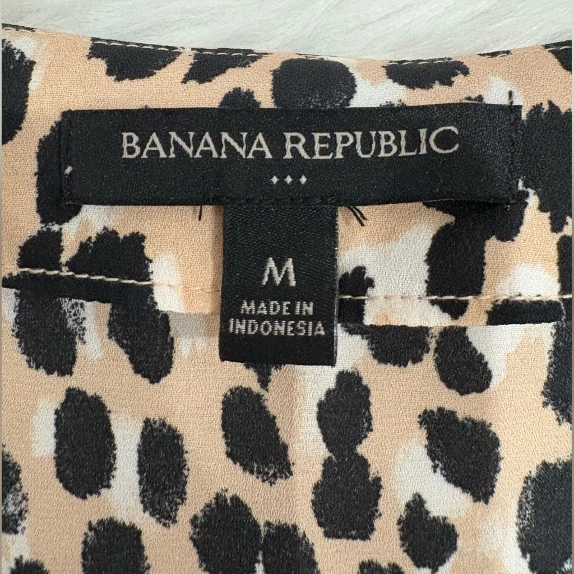 Banana Republic Animal Print V-Neck Blouse Size M - Image 6