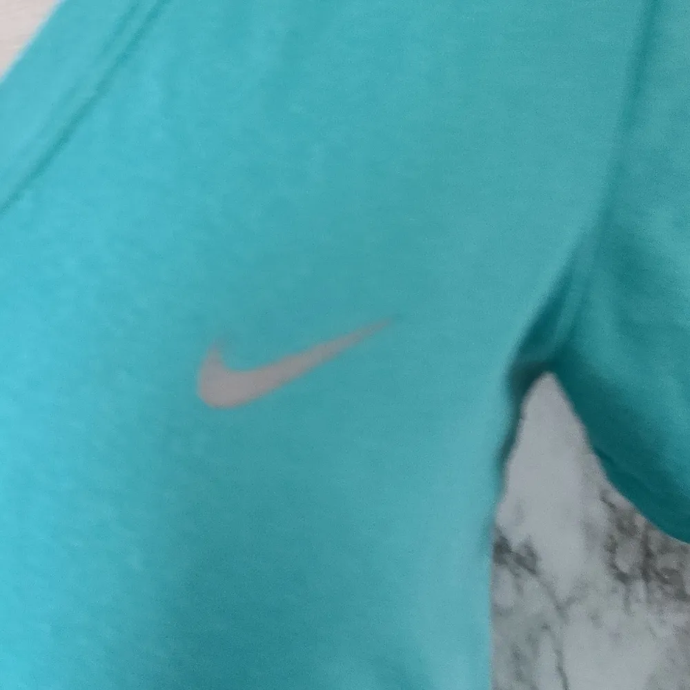 Nike vneck tee size small - Image 2