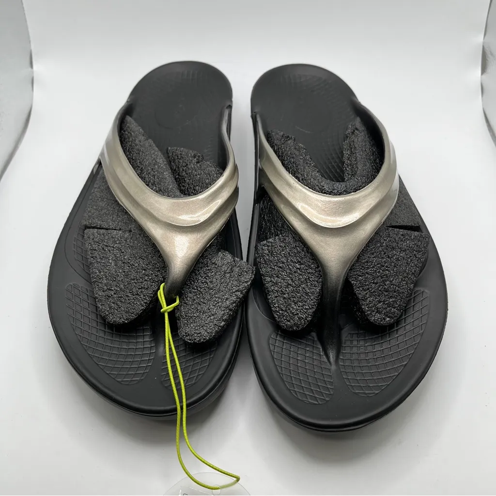 NWT OOFOS Women's OOlala Sandal Black Latte - Image 3