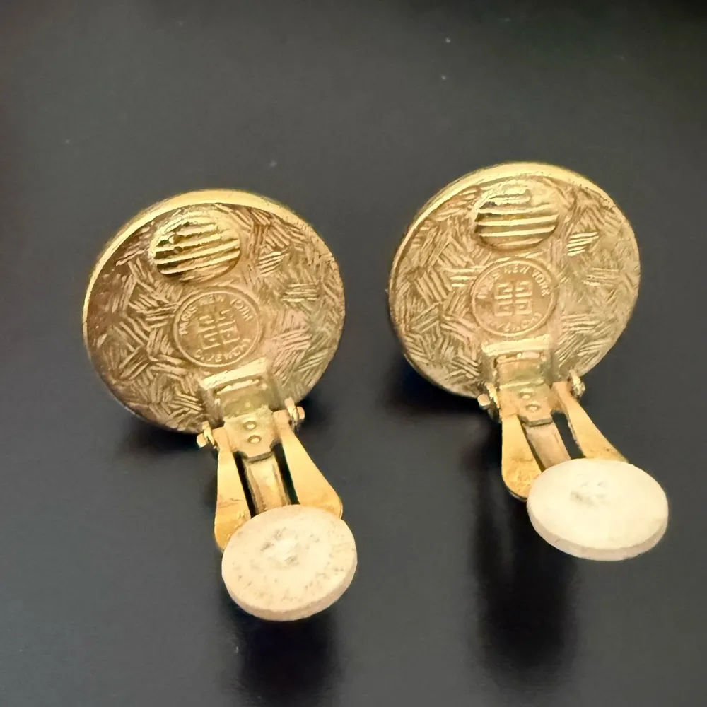 Rare Vintage GIVENCHY G Logo Gold-tone Faux Pearl Dome Button Clip On Earrings - Image 10