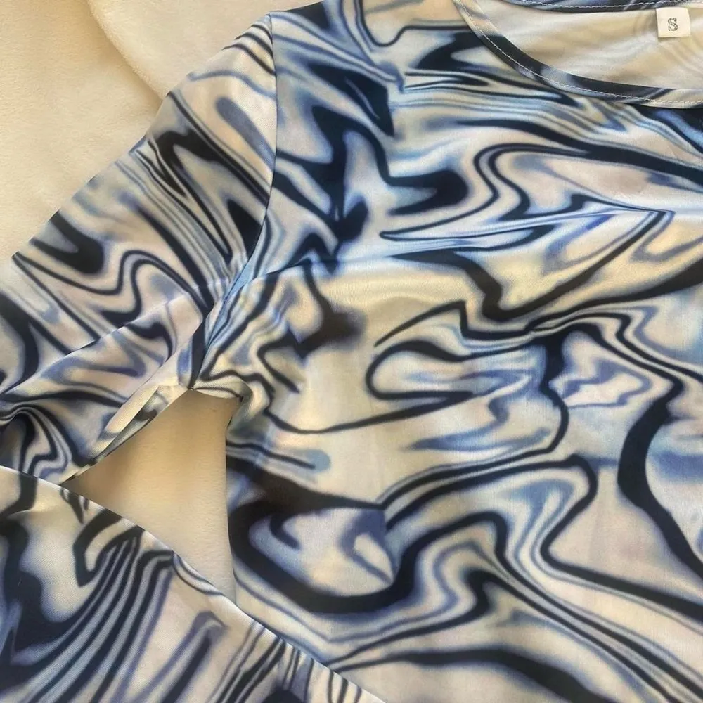 blue and white marbled long sleeve crop top! - Image 4