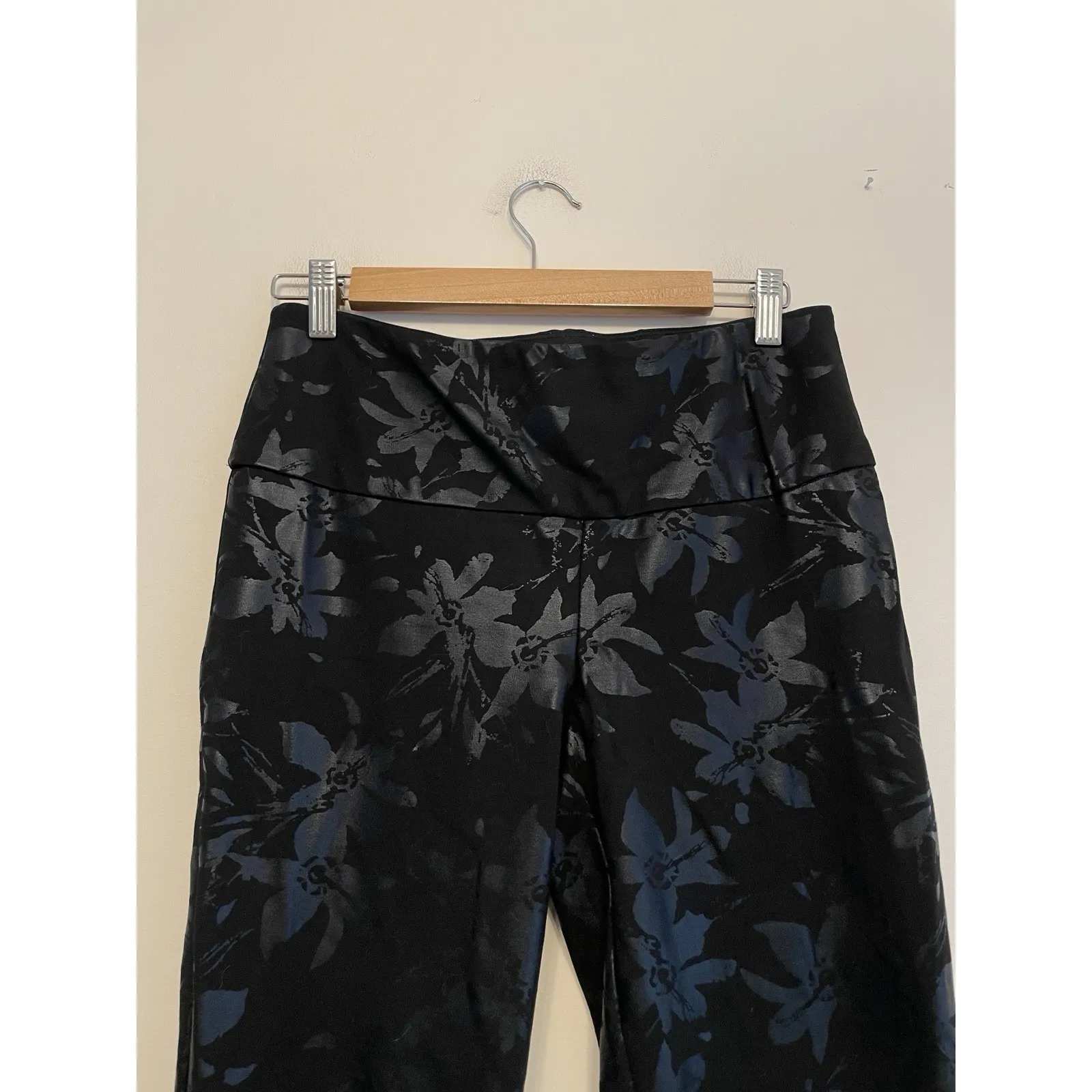 Soft Surroundings Women Size Small‎ Stretch Black Metallic Floral Cropped Pants - Image 3