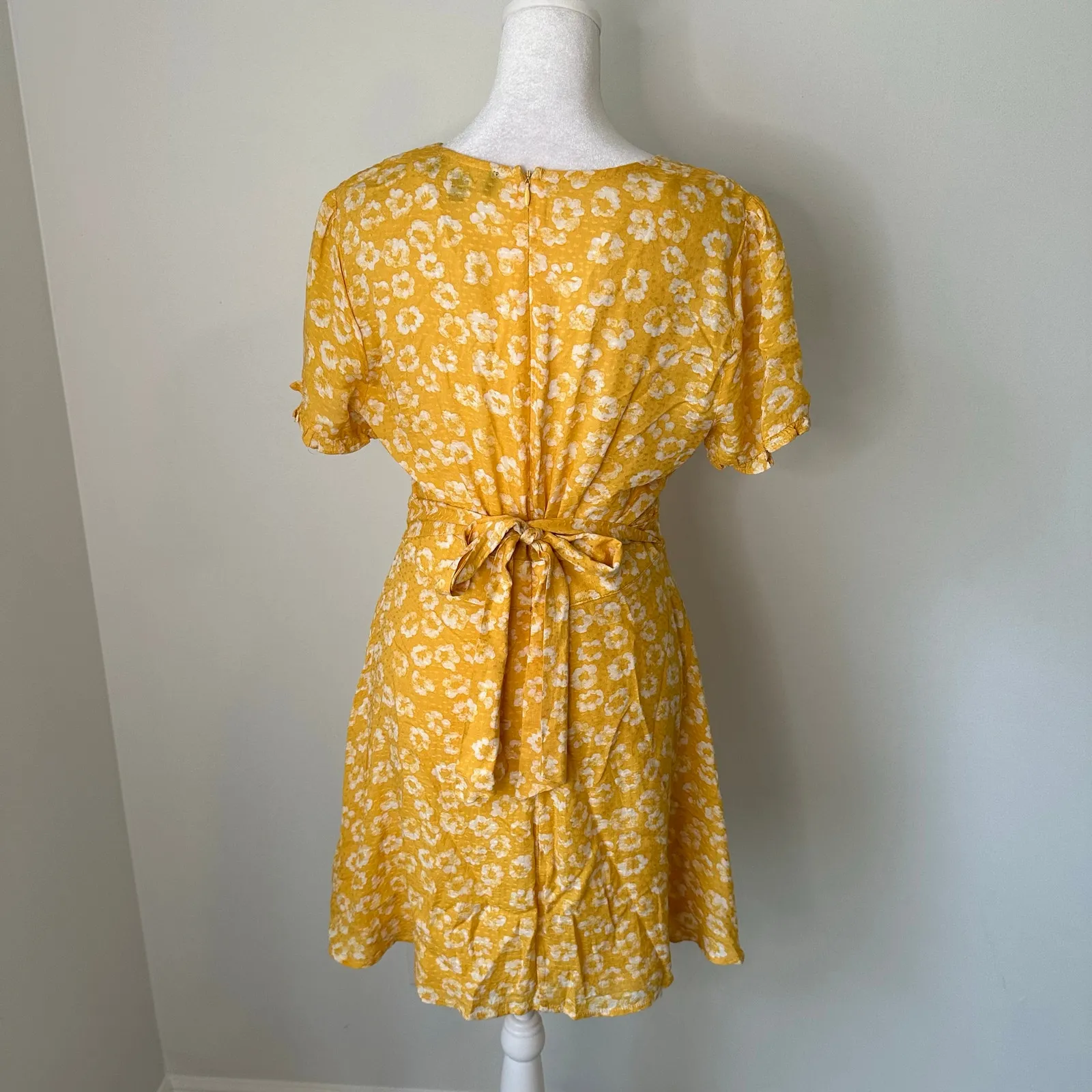 Lulus yellow & white floral short-sleeve mini dress size M - Image 5