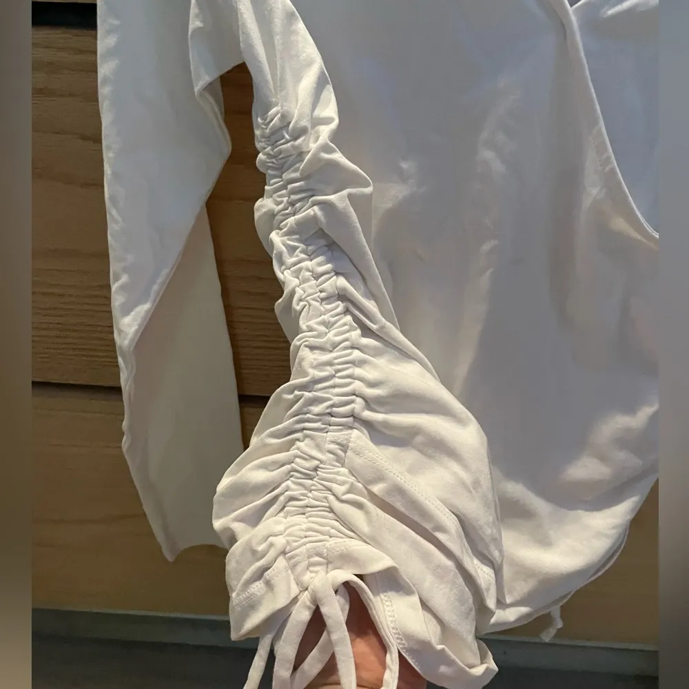 INC NWT  White Surplice Ruched Long Sleeve Tee size Medium - Image 4