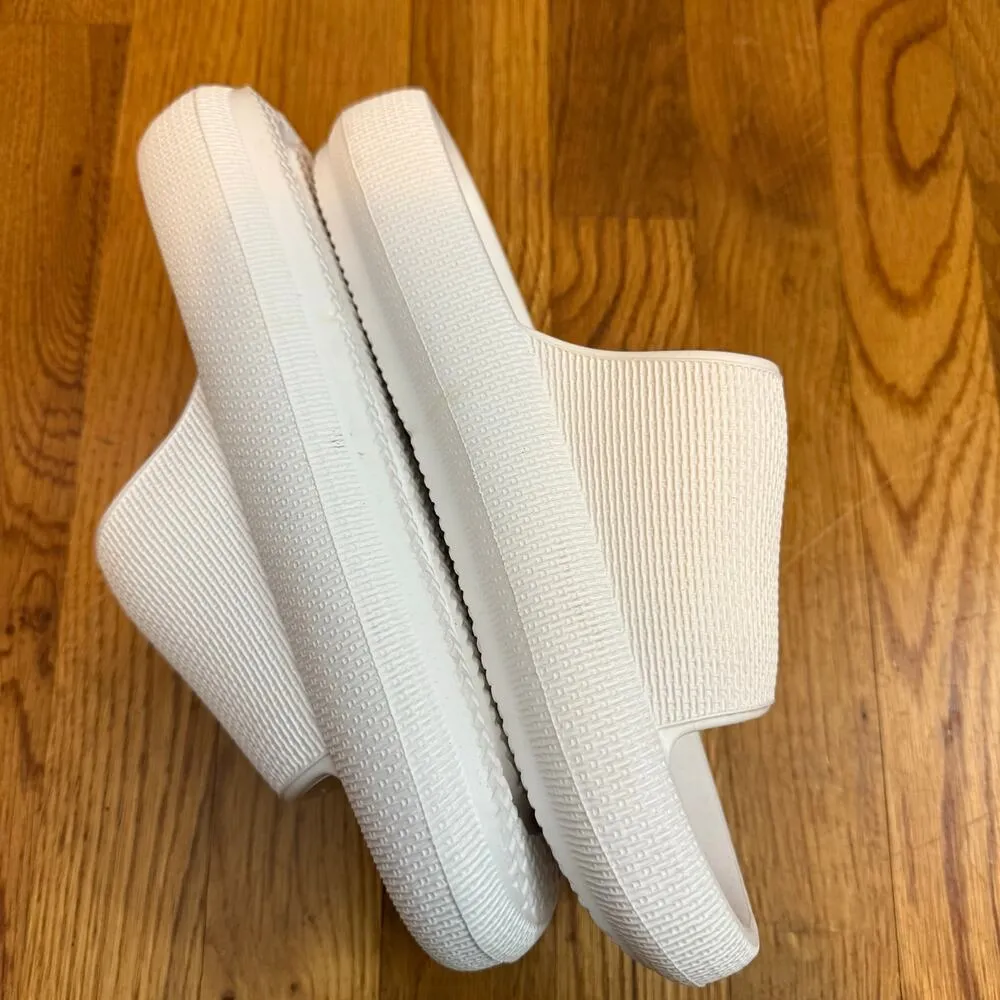 Mia Women’s 9 Lexa White Rubber Slip on Sandals Poolside Vacation Beach Casual - Image 2