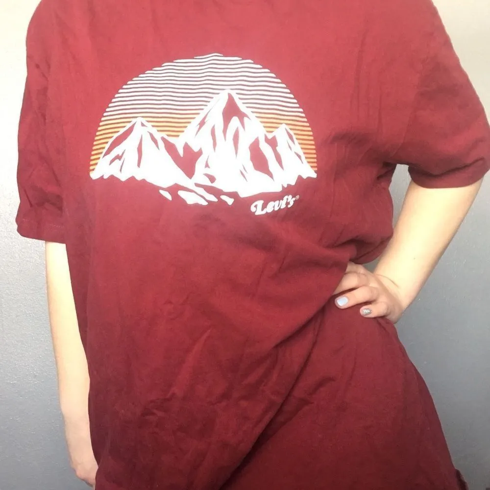 Levi’s Burgundy T Shirt Mountain Graphic Size 2XL - Image 3