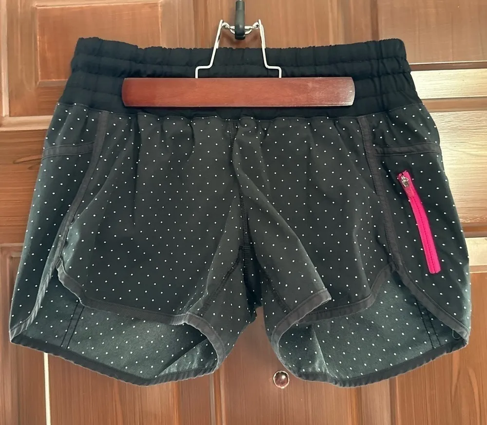 Lululemon Tracker Short 2-way Stretch Sweet Spot Black Angel Wing /Black Size 6 - Image 1