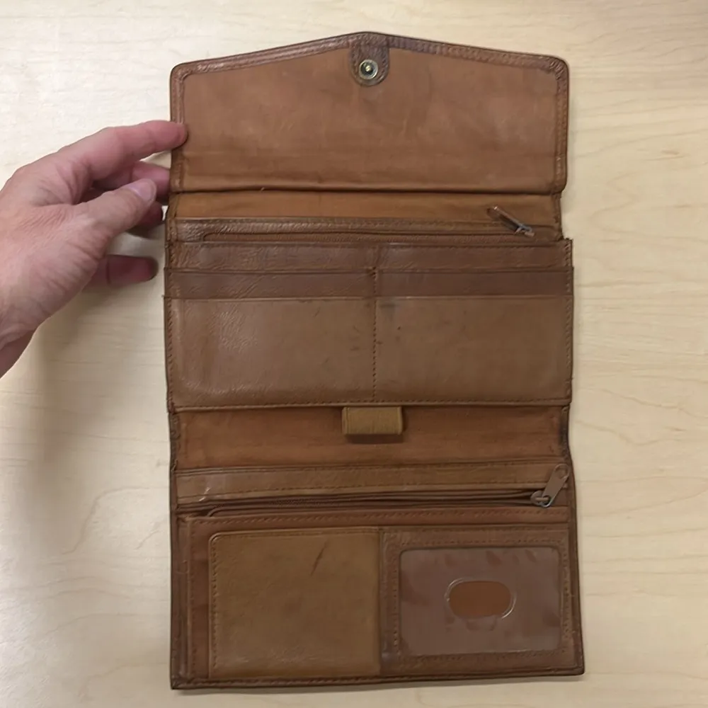 Fossil Tan Leather Clutch Wallet. - Image 4