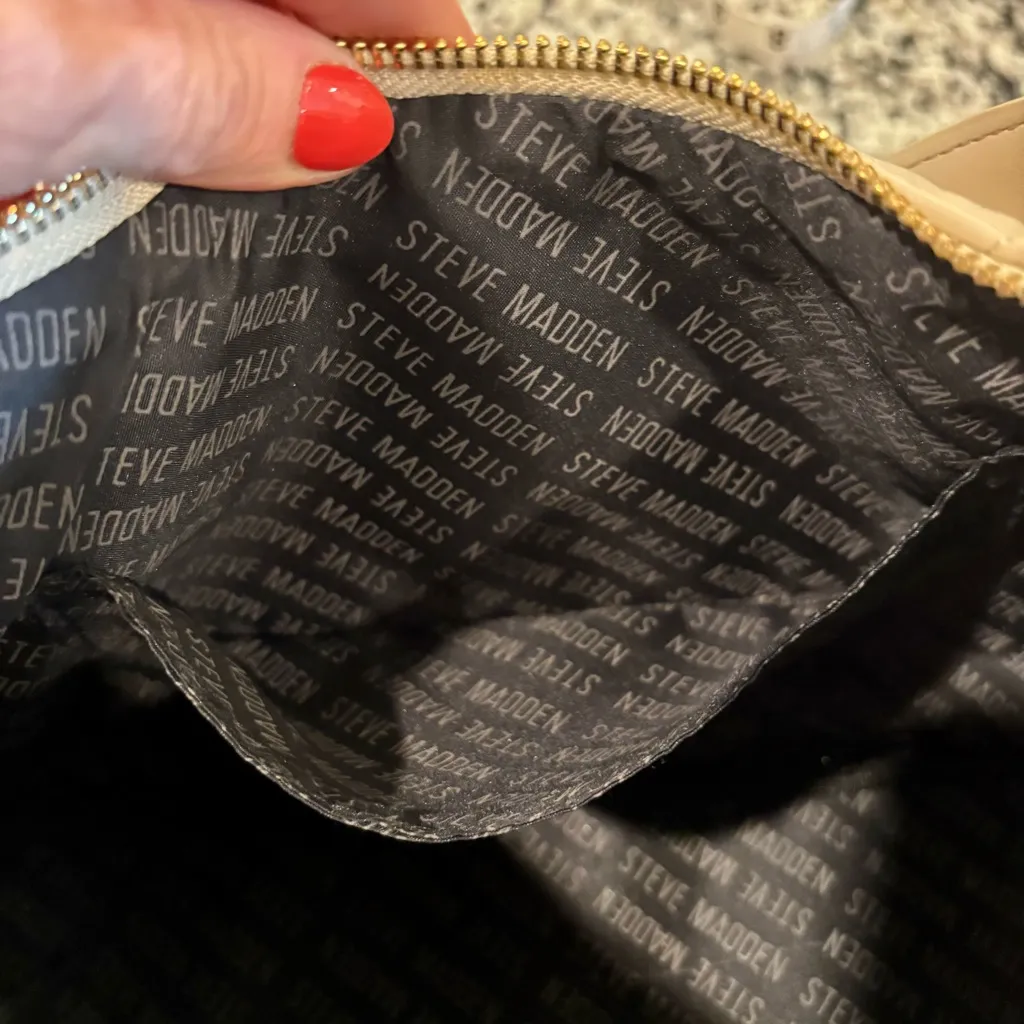 Steve Madden Quilted Beige Shoulder Bag – Gold Hardware - Image 9