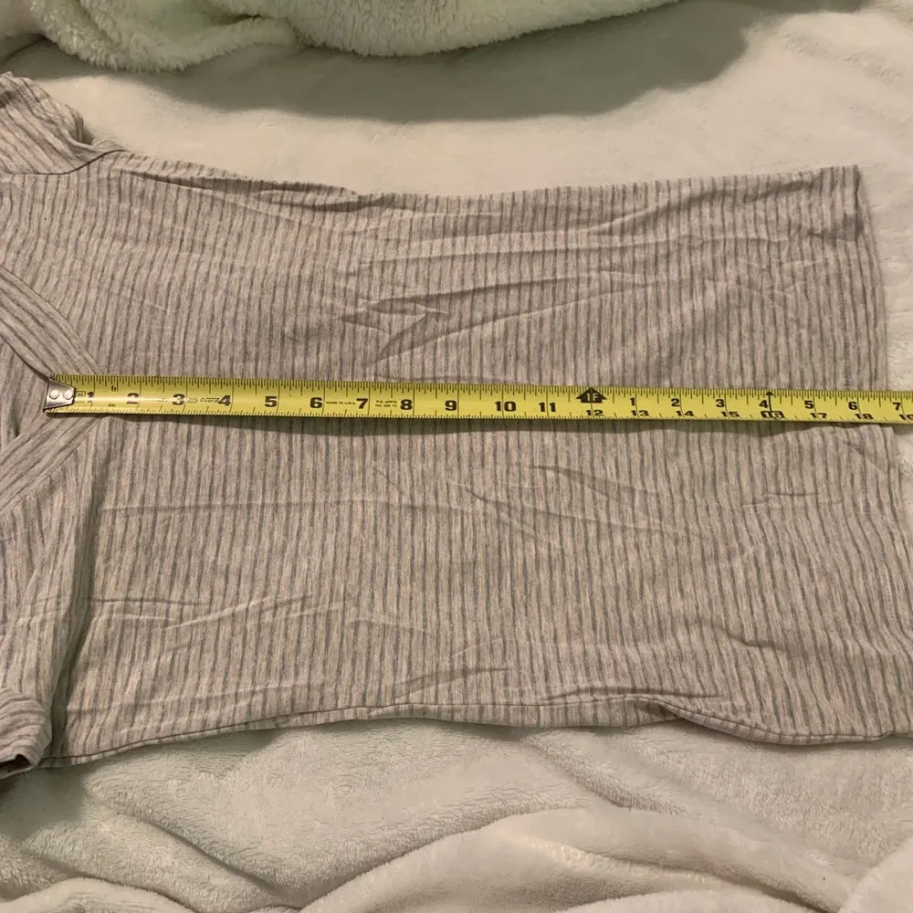 NWOT Mossimo V neck short sleeve t shirt Size XS - Image 6