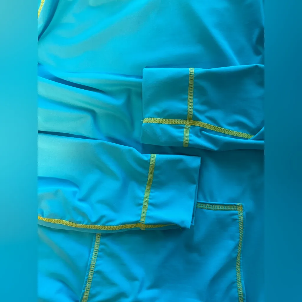 Athleta Summer Shade Long Sleeve Rash Guard size Medium - Image 4