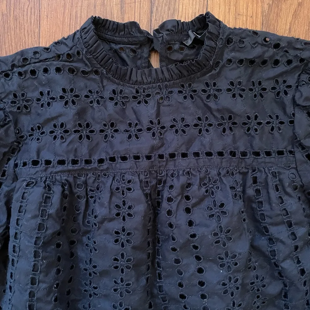 J. Crew Women's Tie Back Top in Black Cotton Ditsy Eyelet Mock Neck  - Sz XS - Image 4
