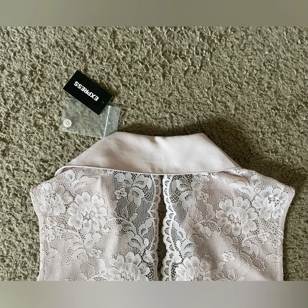 NWT Express Button-Up Blouse Collared Tank Top with Lace Back, Pink, Size Small - Image 9