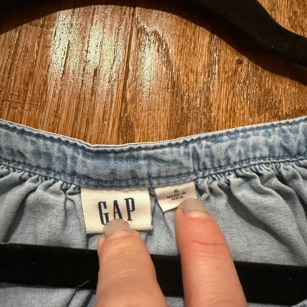 Gap Denim split neck top size small - Image 4