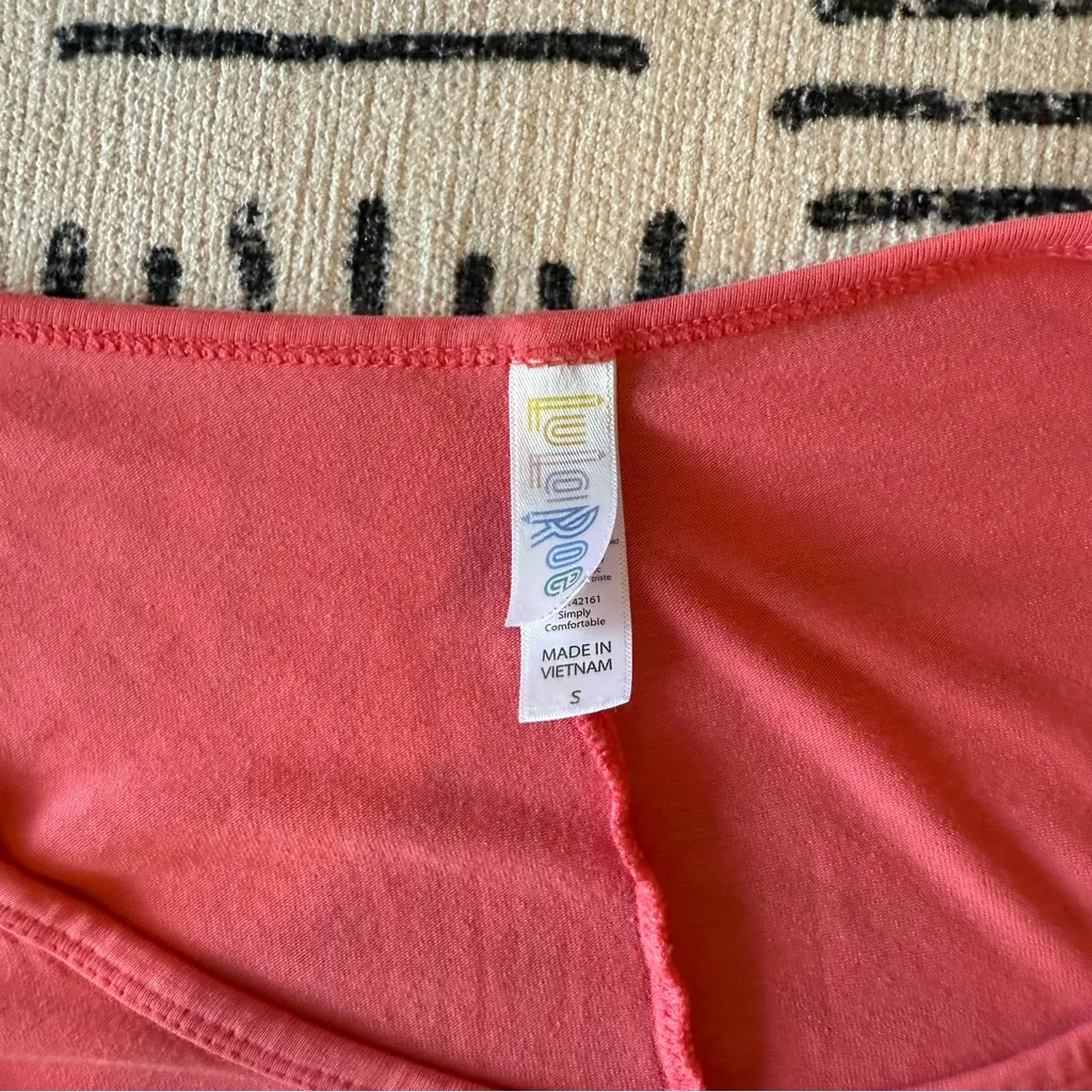 LuLaRoe Coral Short Sleeve Top - Image 3