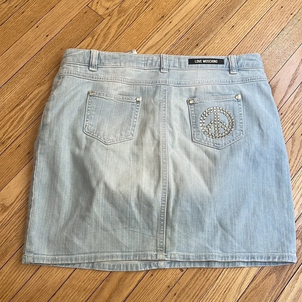 Love Moschino Studded Peace Sign Light Wash Denim Mini Skirt Size 8 - Image 7
