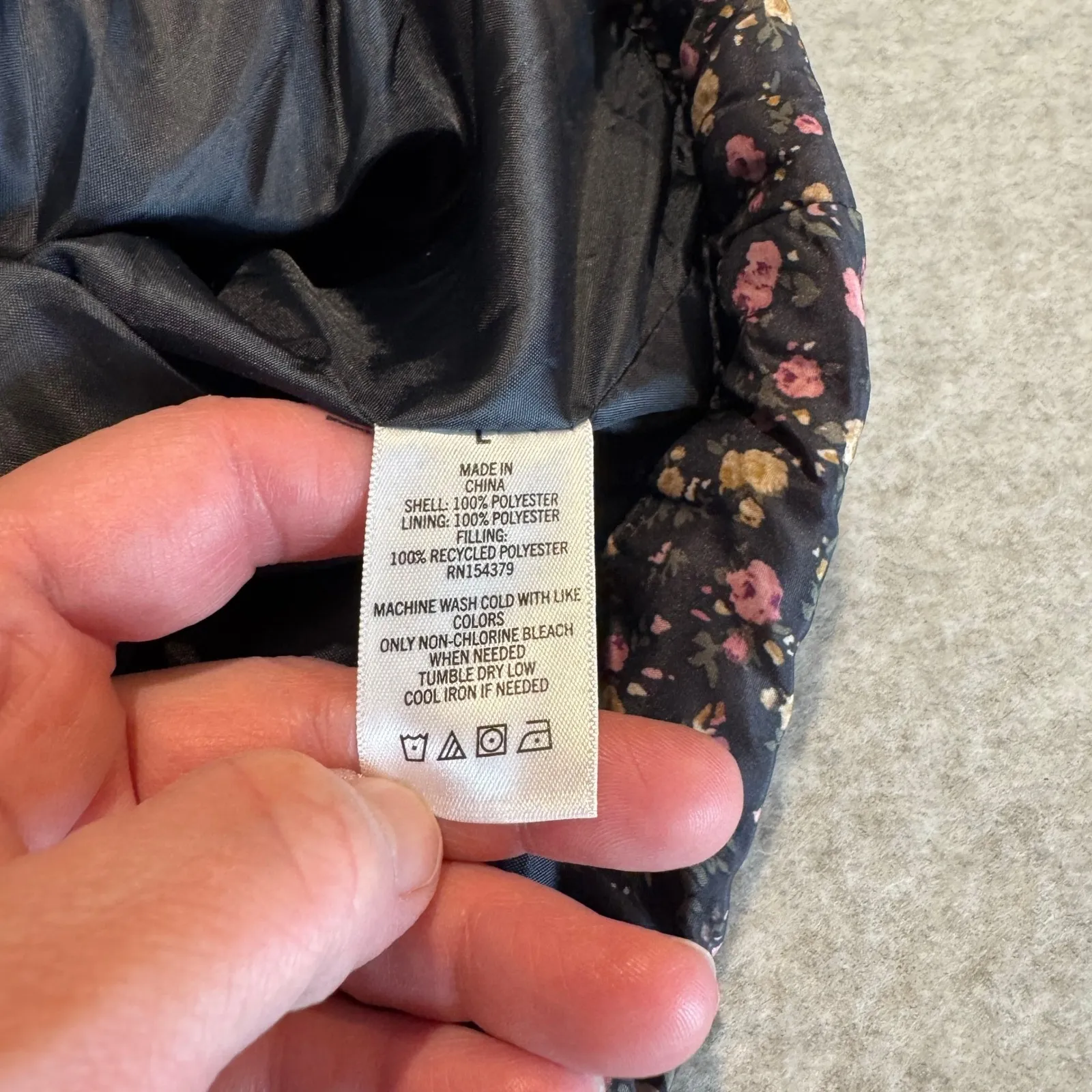 Aeropostale Remixed Down Floral Crop Puffer Vest Womens Large Black Pink Grunge - Image 9