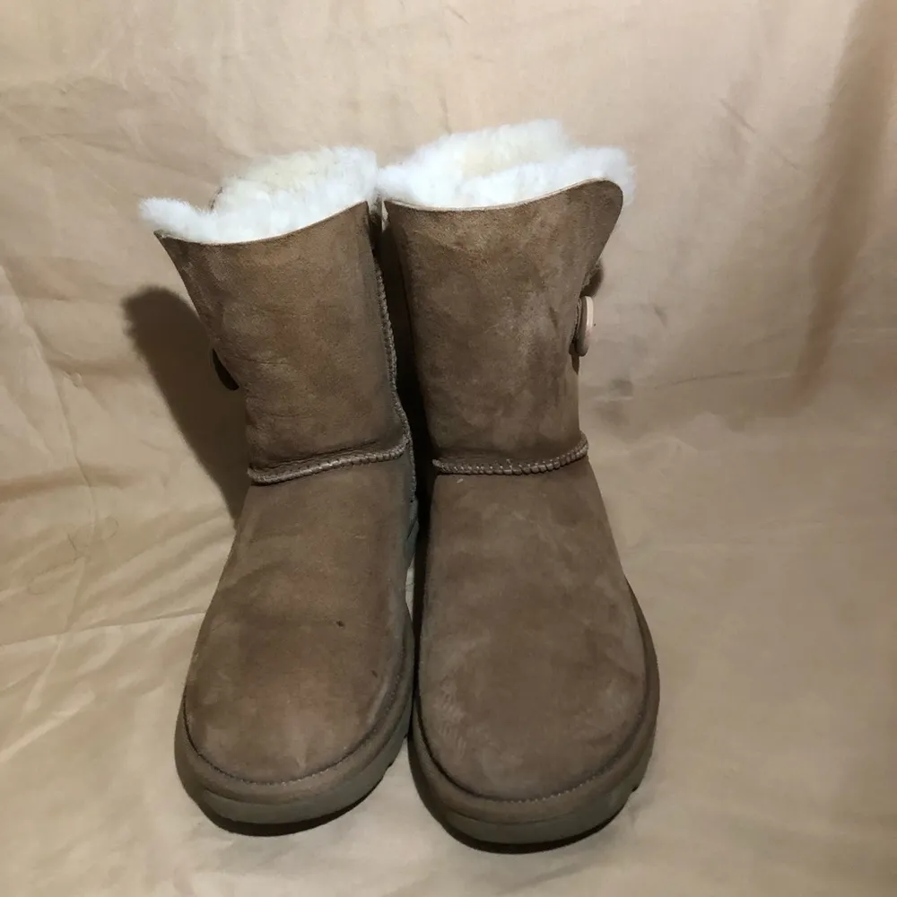 UGG Bailey Button II In Chestnut - Image 5